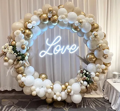 Installation de ballons crème et or, style Tropical Events