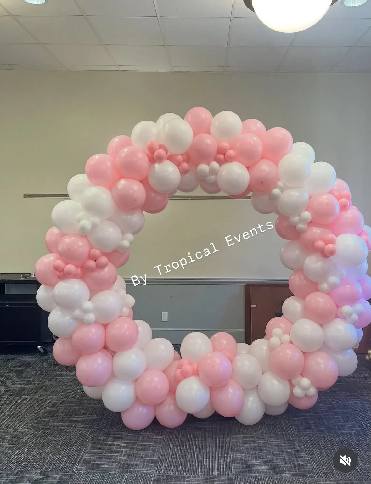 Arche de ballons rose et blanc, réalisation Tropical Events