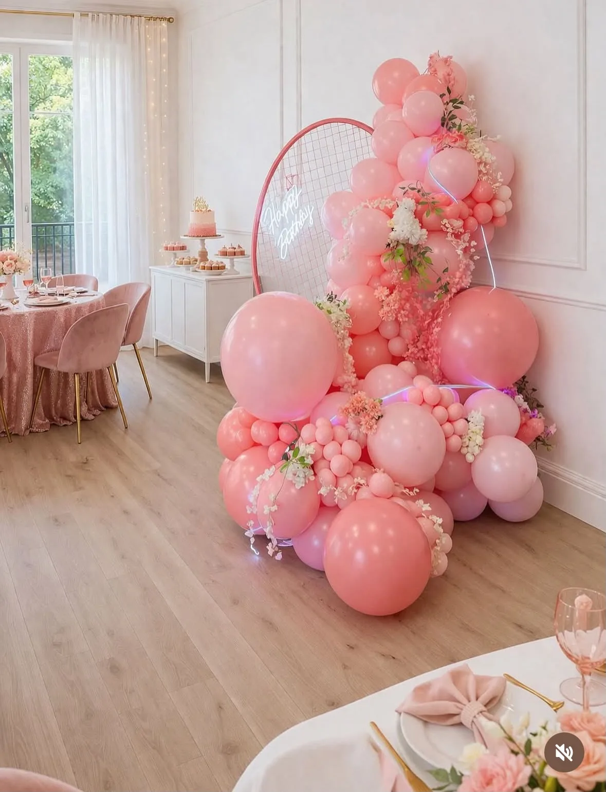 Décor d'anniversaire, arche de ballons roses et florale