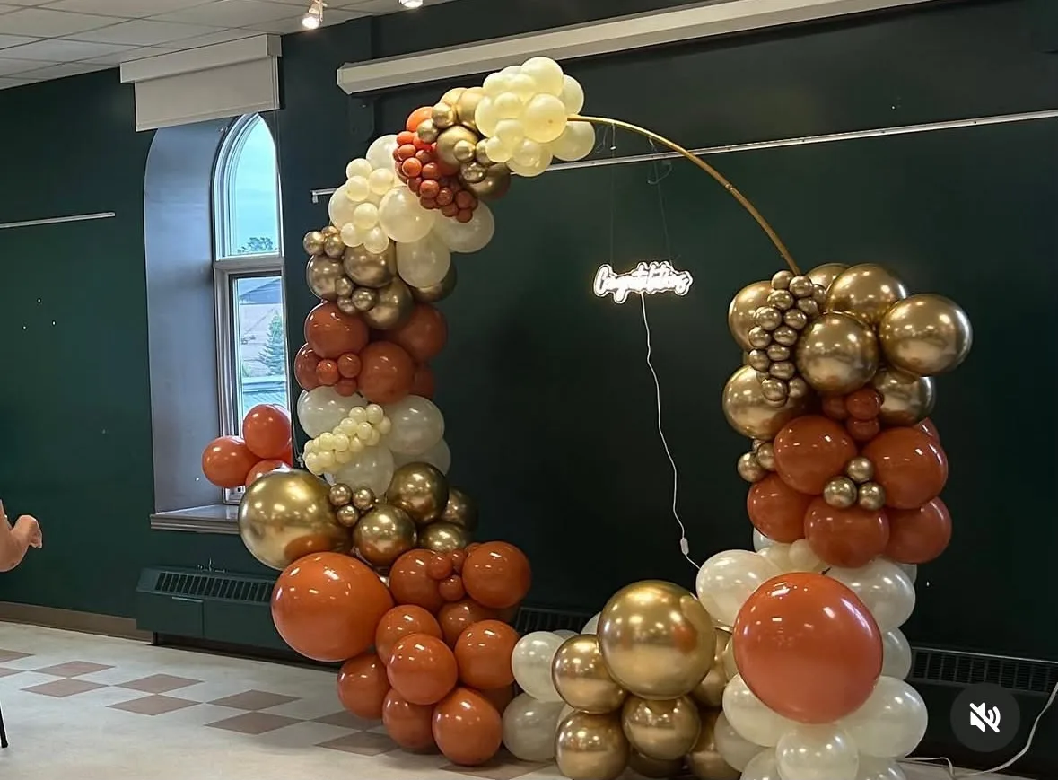 Décor de célébration, arche de ballons terracotta et or