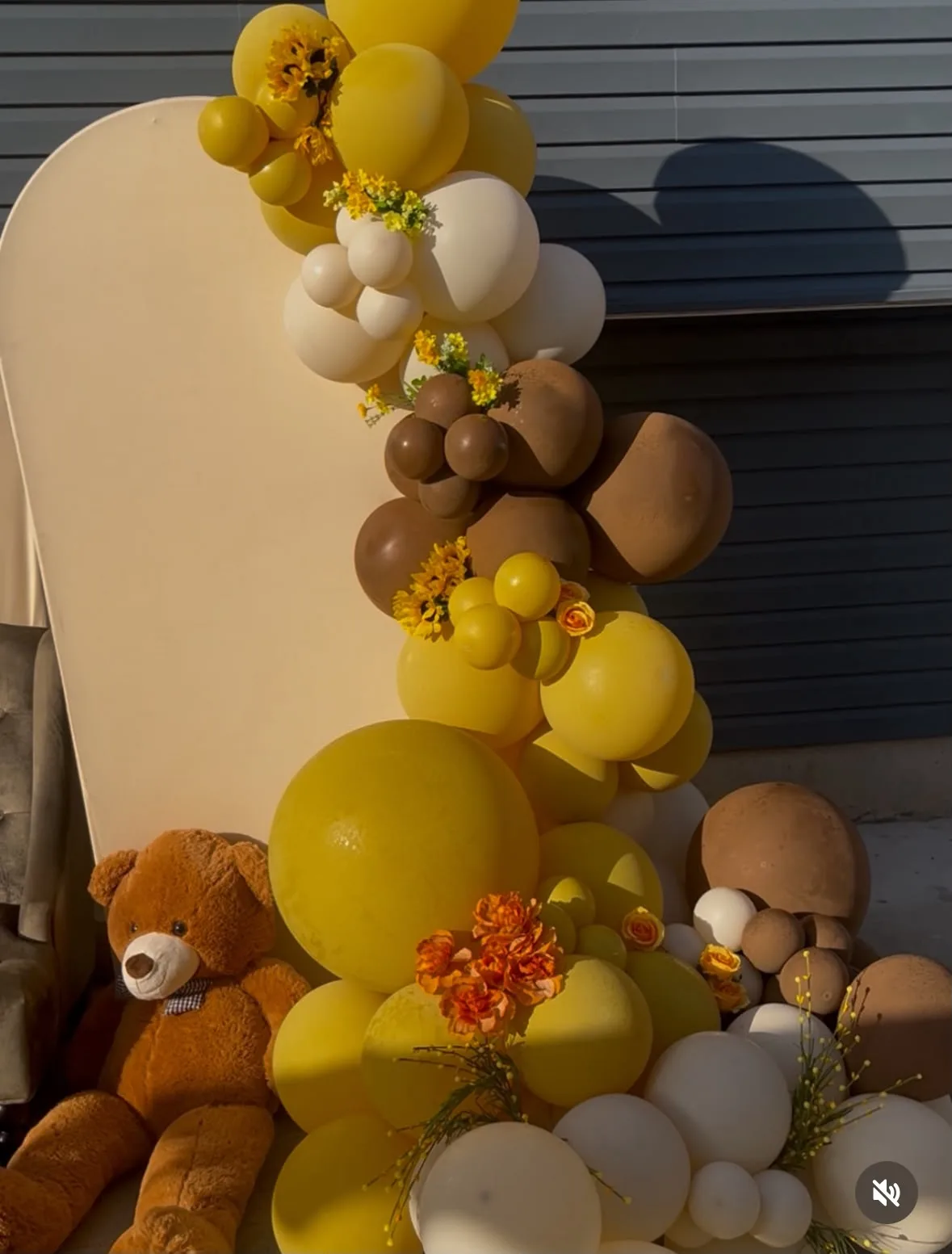 Décor de baby shower, colonne de ballons jaunes thème ourson